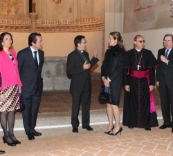 Su Alteza Real la Infanta Doña Elena a su llegada a la Iglesia de Santa María, conversa con el comisario de la exposición, Óscar Robledo